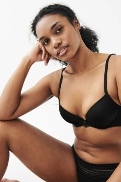 Next Lace Smooth Cup Light Pad Plunge Bra -Next shop 525484s6 scaled